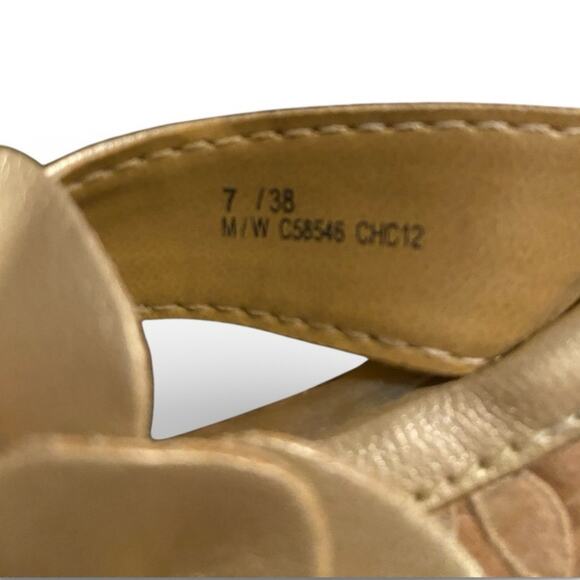 Born Flip Flop Sandals Women's 7 Gold Leather Flower Accent Comfort Flats - Picture 4 of 9